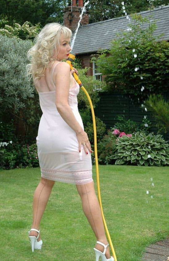 Sue befeuchtet ihren Slip im Garten
 #103667444