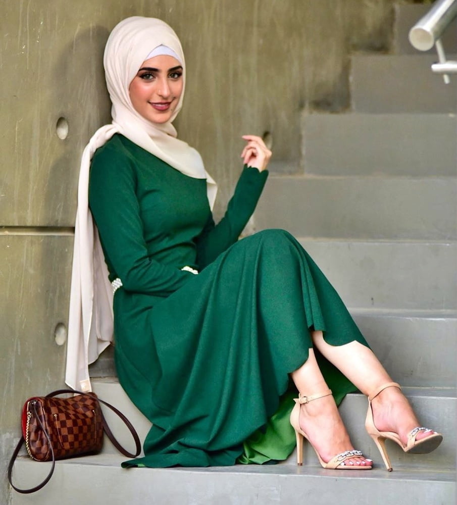 Arabo hijab piedi tacchi
 #82291321