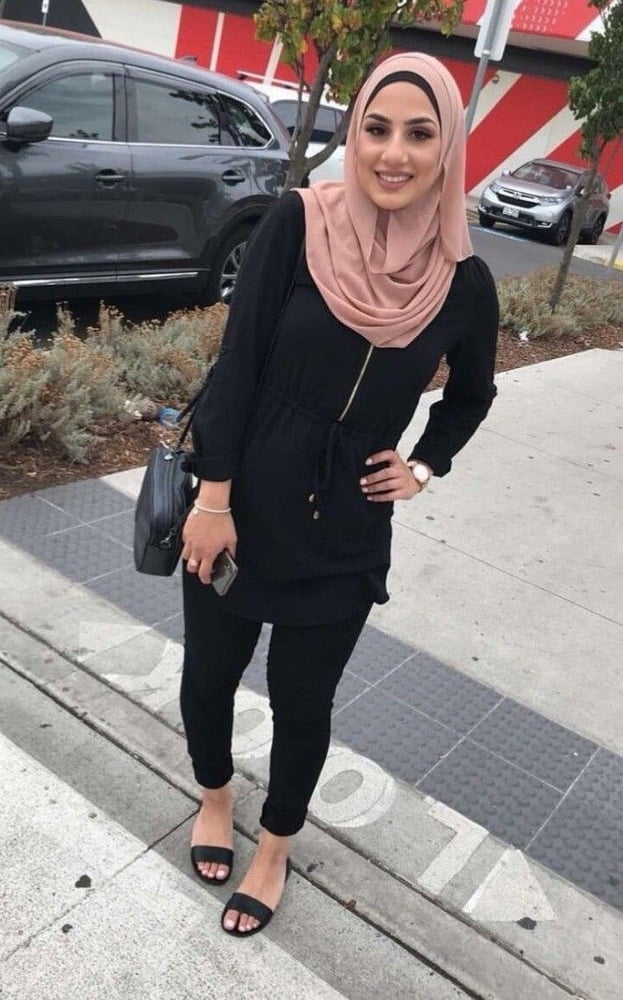 Arabo hijab piedi tacchi
 #82291444