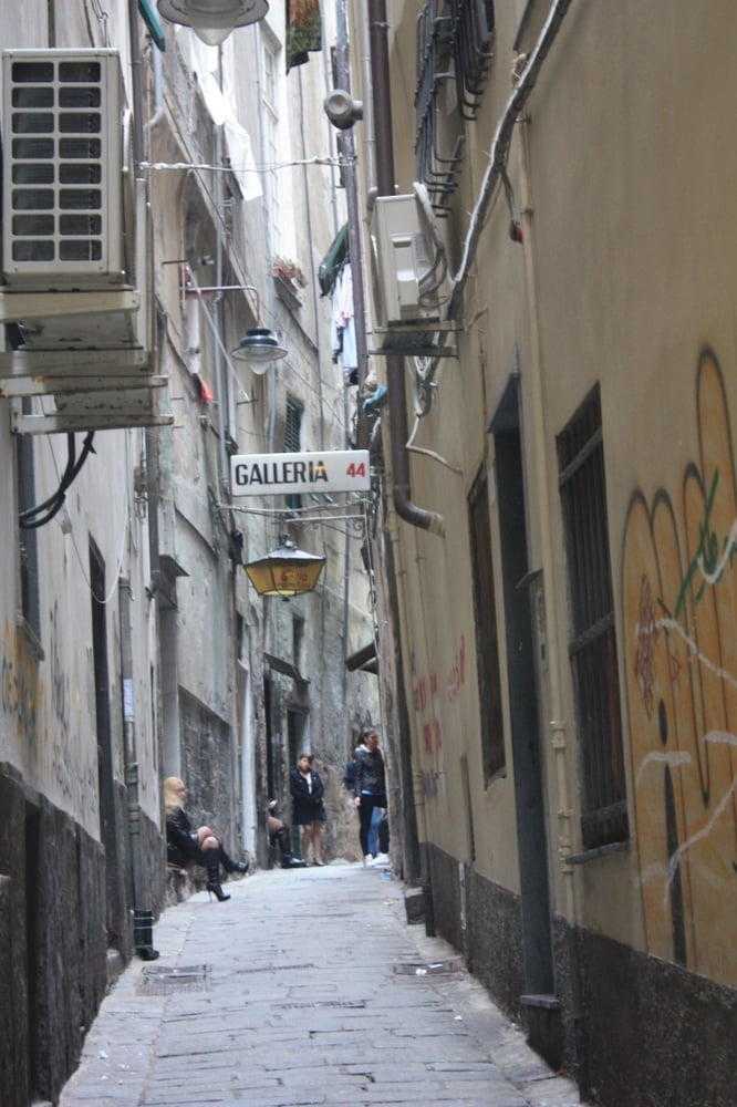 Prostitutas callejeras en Génova, Italia
 #106499006