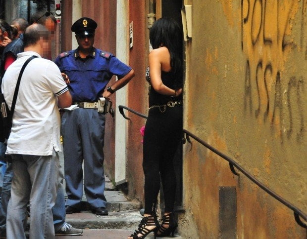 Prostituées de rue à Gênes, Italie.
 #106499009