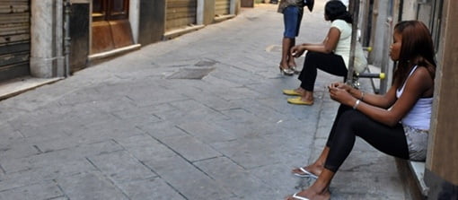 Prostituées de rue à Gênes, Italie.
 #106499010
