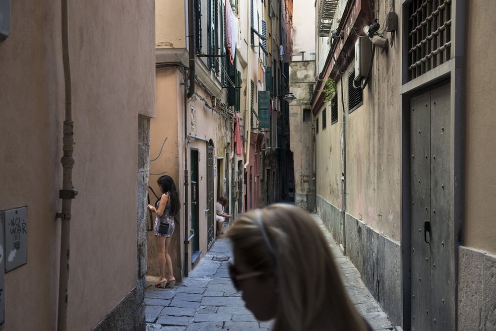Prostitutas callejeras en Génova, Italia
 #106499011