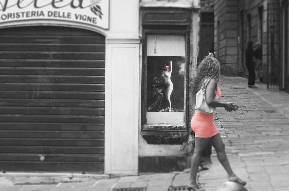 Prostituées de rue à Gênes, Italie.
 #106499012