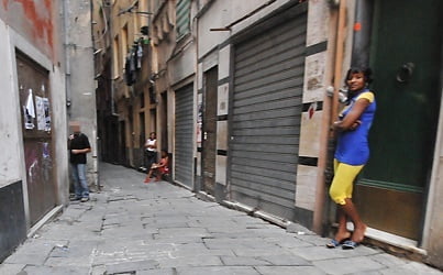 Prostituées de rue à Gênes, Italie.
 #106499013