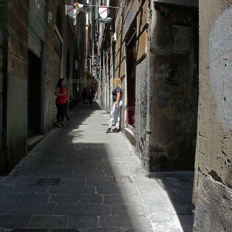 Prostituées de rue à Gênes, Italie.
 #106499014