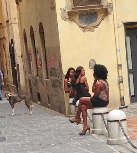 Prostituées de rue à Gênes, Italie.
 #106499029