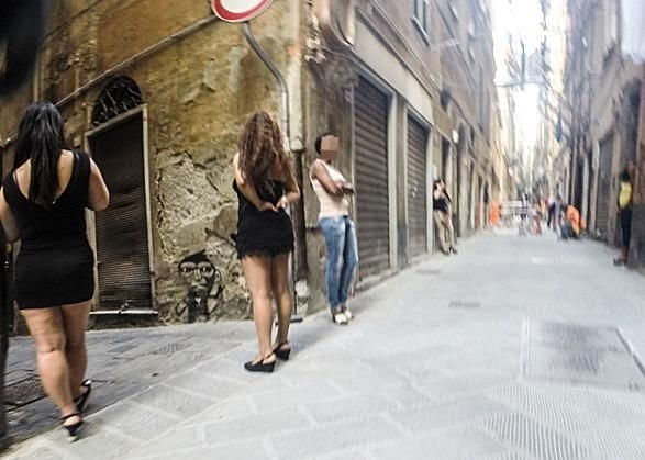 Prostituées de rue à Gênes, Italie.
 #106499030