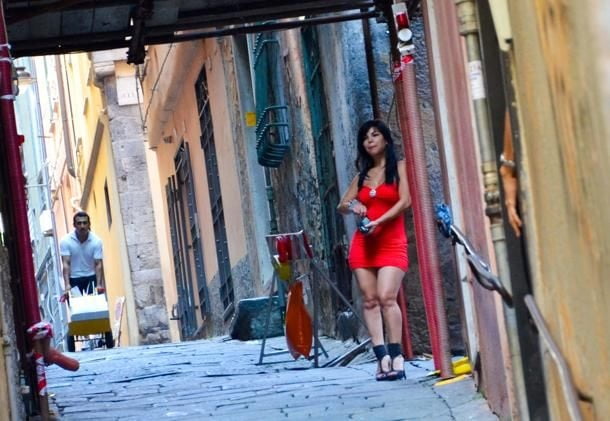 Prostitutas callejeras en Génova, Italia
 #106499031