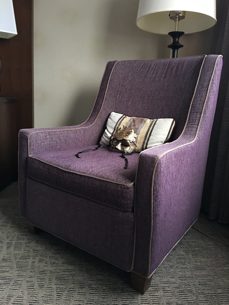 Une chaise violette et une chaise en cuir vert olive
 #106810178