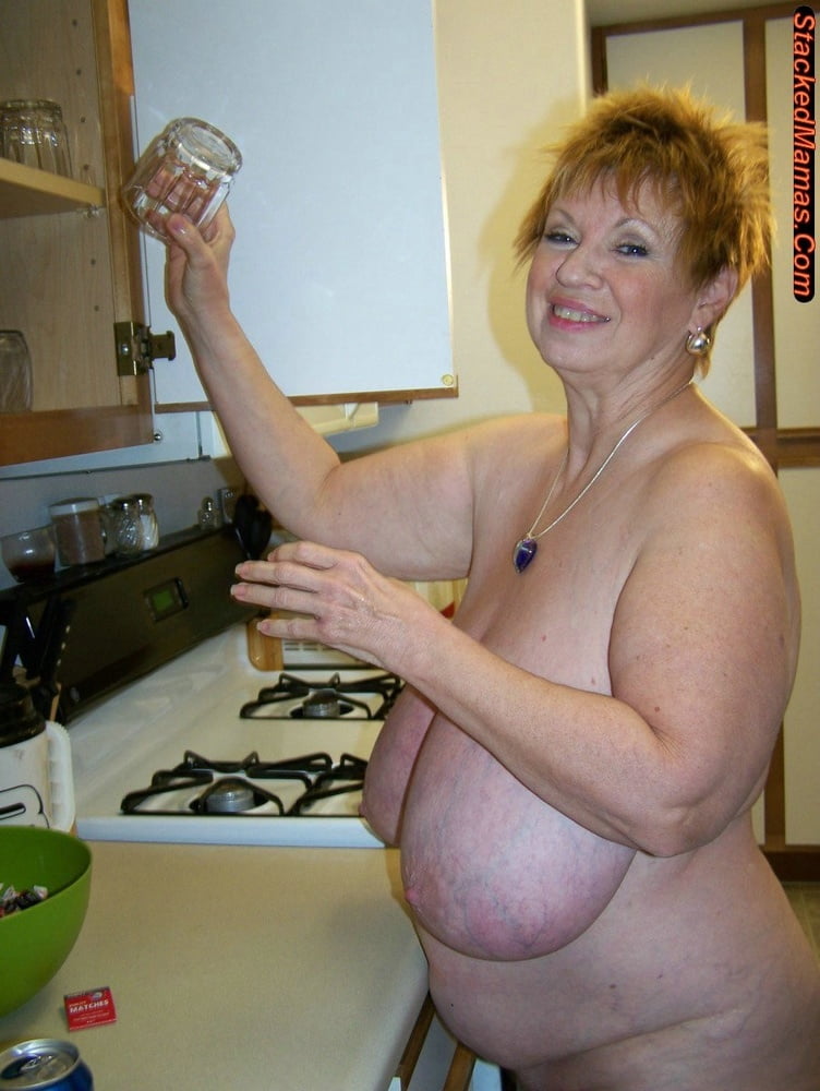 Abuelas y maduras desnudas en la cocina
 #95223871