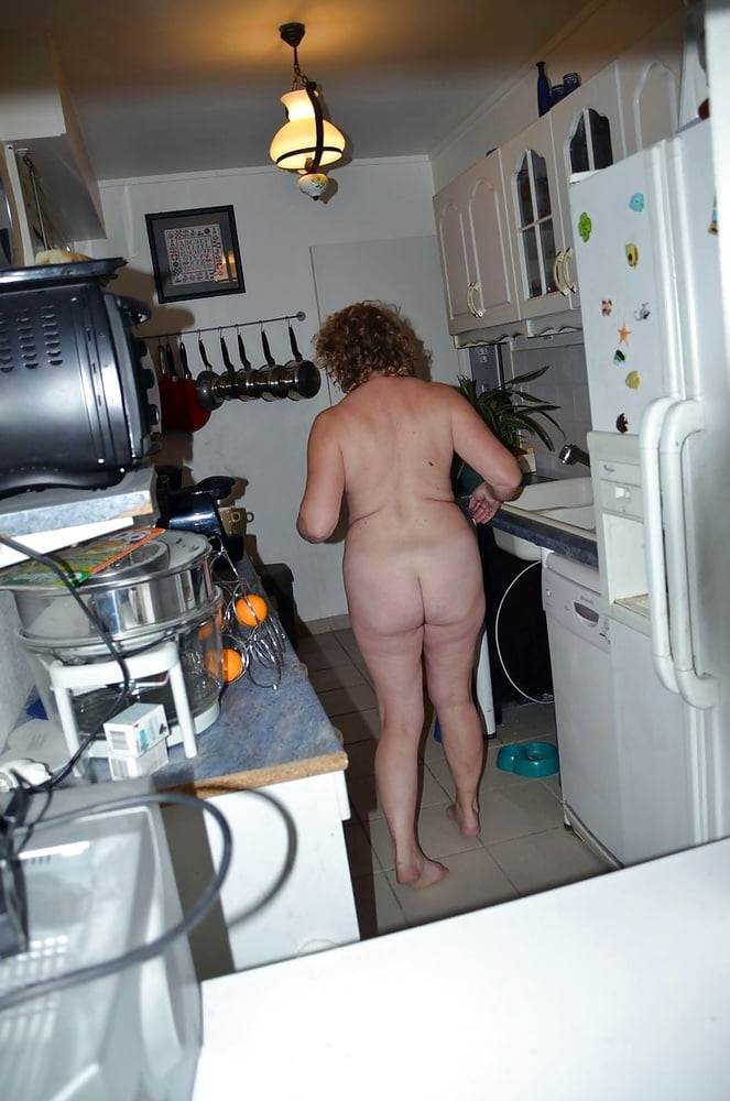 Mamies et matures nues dans la cuisine
 #95223951