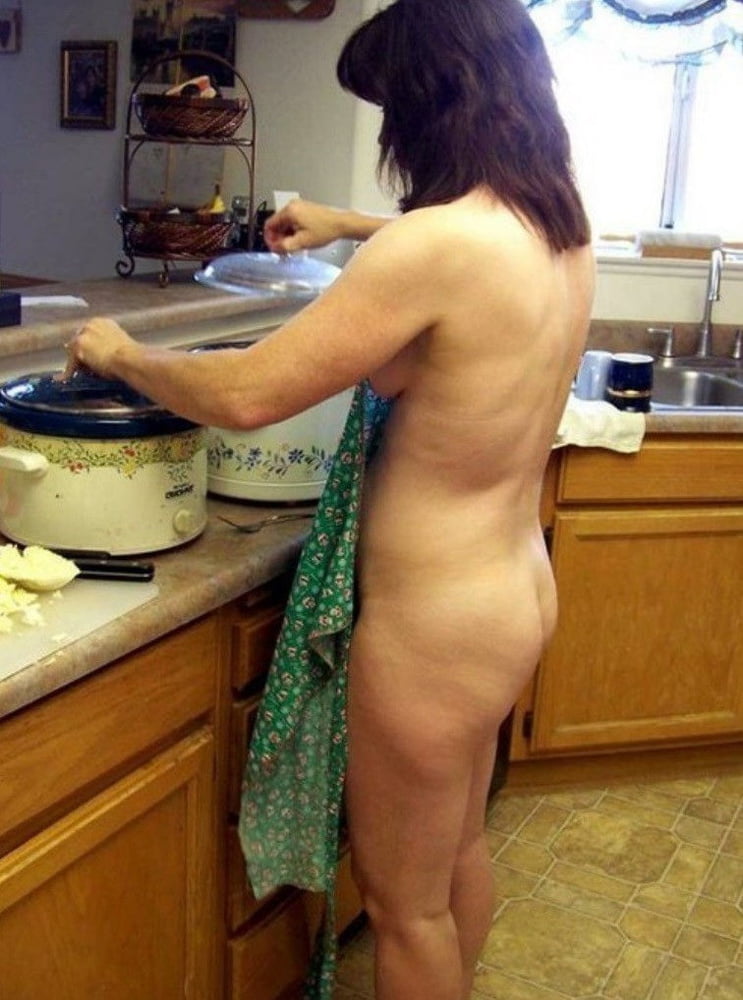 台所でのおばあちゃんと熟女の裸
 #95224100