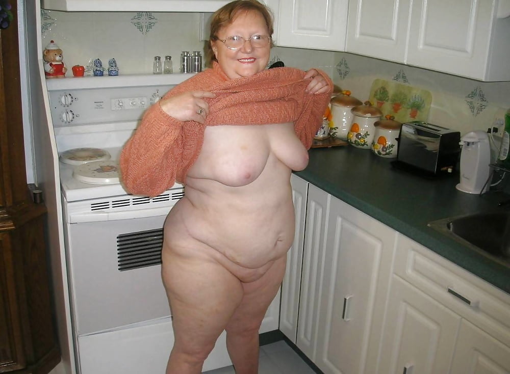 台所でのおばあちゃんと熟女の裸
 #95224189