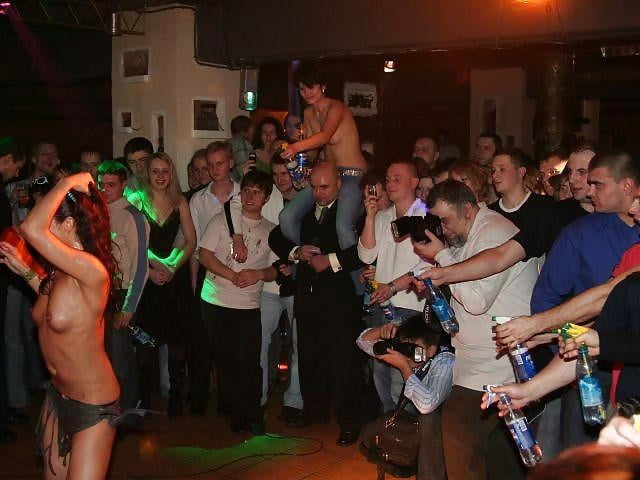 Helpless strippers en la multitud caliente
 #89745105