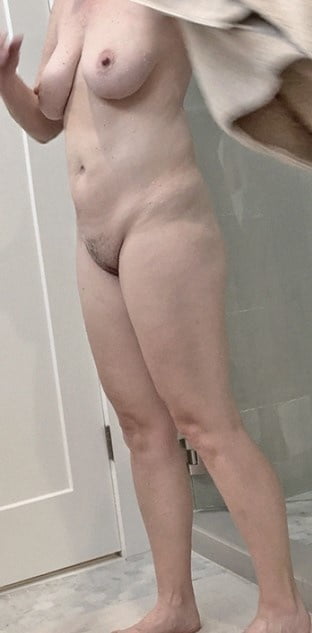 Des amateurs sexy surpris dans la salle de bain
 #97282772