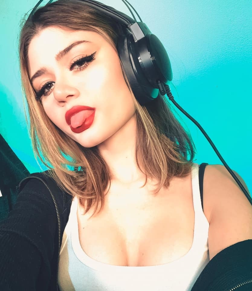 Comente em qual streamer vc quer ver tomar leite #81429323