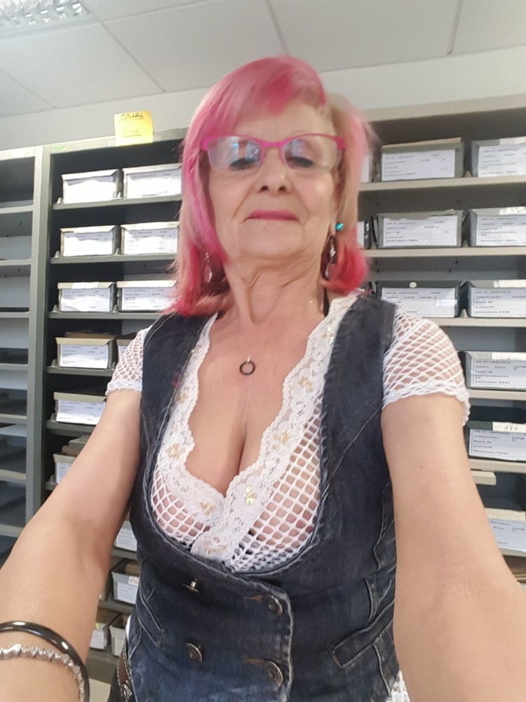 Più vecchio e caldo 286 (busty erotico vestito)
 #80402298