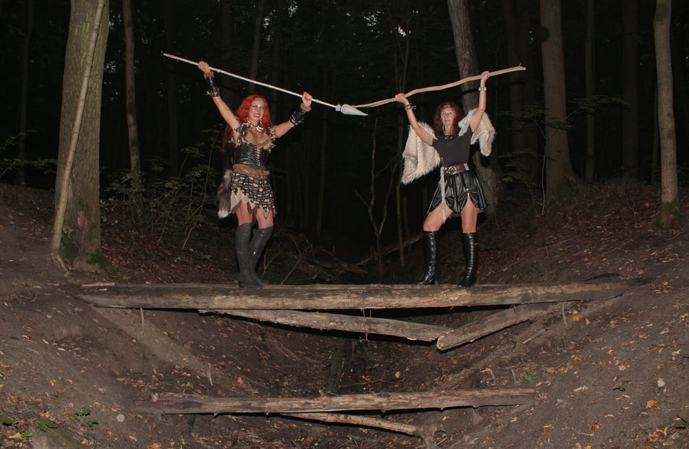 Chicas salvajes en el tronco juntos
 #106652755