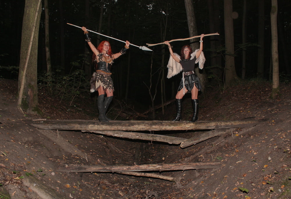 Chicas salvajes en el tronco juntos
 #106652757