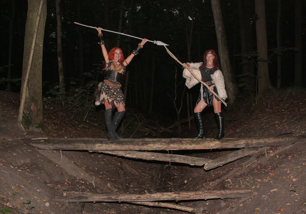 Chicas salvajes en el tronco juntos
 #106652762
