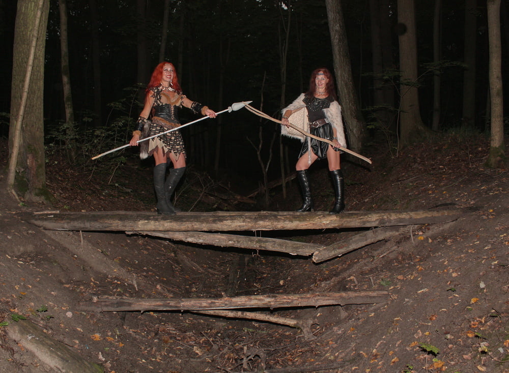 Chicas salvajes en el tronco juntos
 #106652764