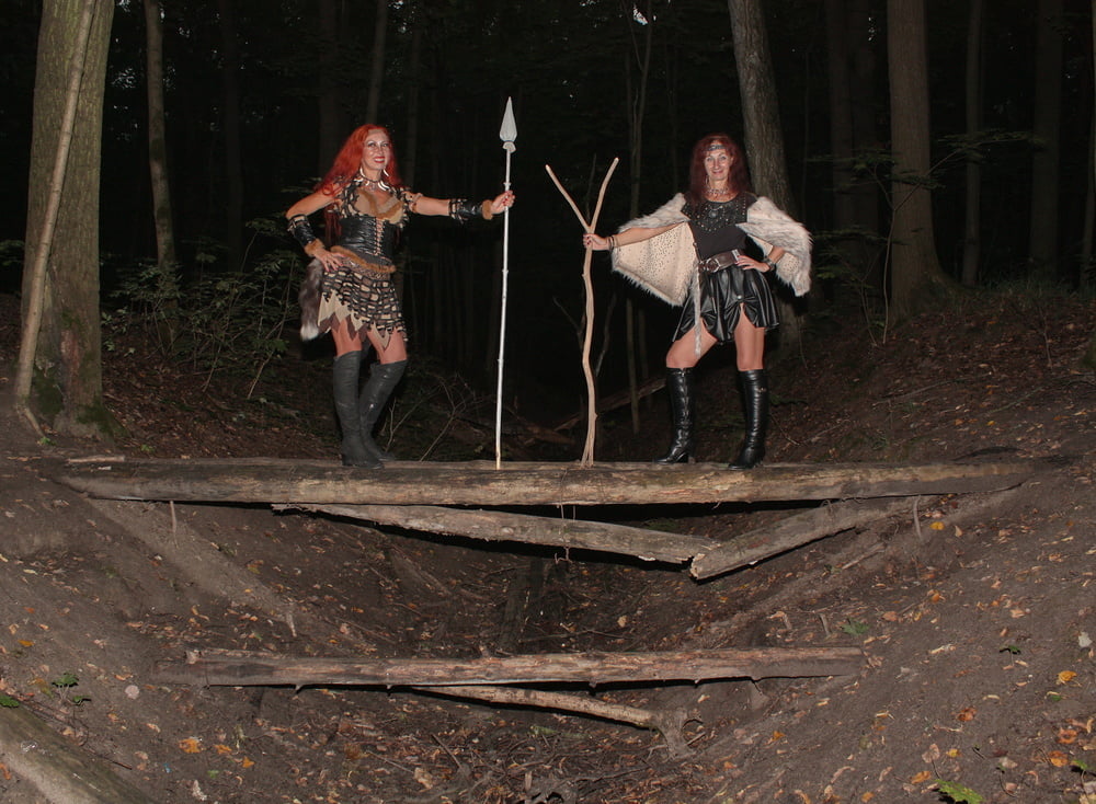 Chicas salvajes en el tronco juntos
 #106652765