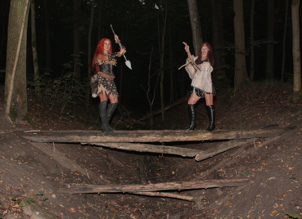 Chicas salvajes en el tronco juntos
 #106652767