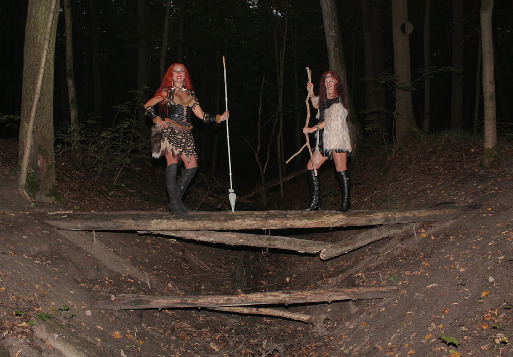 Chicas salvajes en el tronco juntos
 #106652769