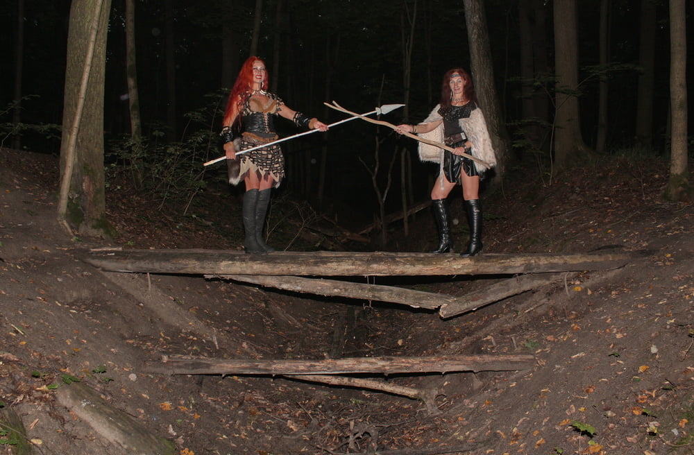 Chicas salvajes en el tronco juntos
 #106652773