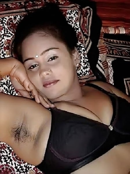 Axilas peludas con sujetador
 #81853128