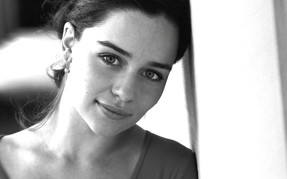 Emila Clarke Hot Pics #103873389