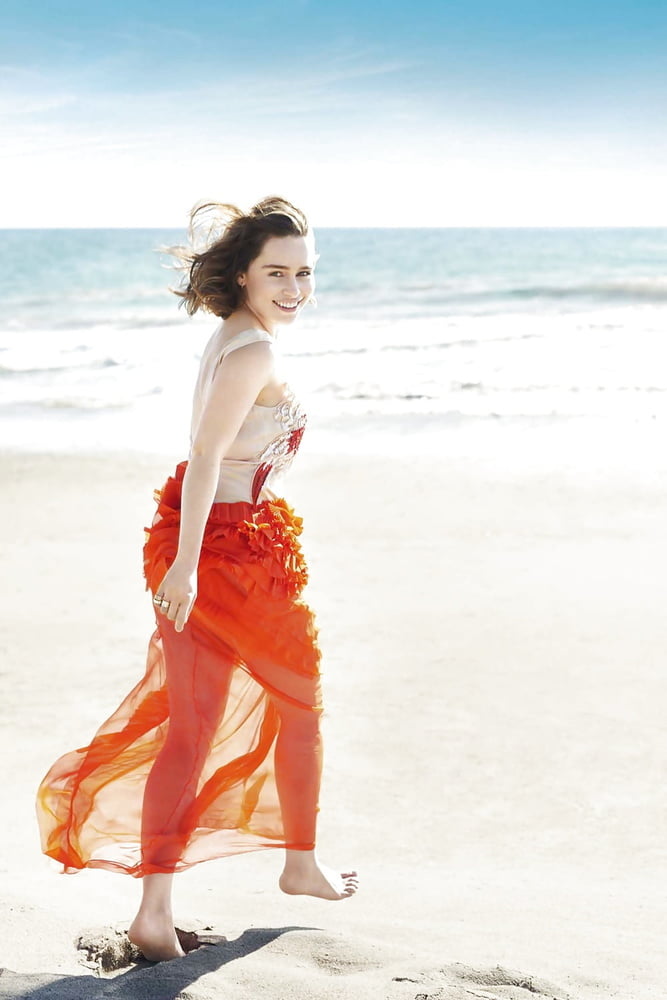 Emila Clarke Hot Pics #103874134