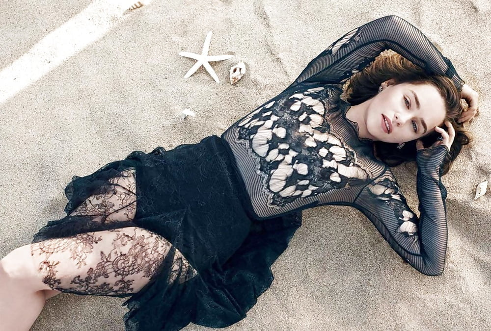 Emila Clarke Hot Pics #103874158