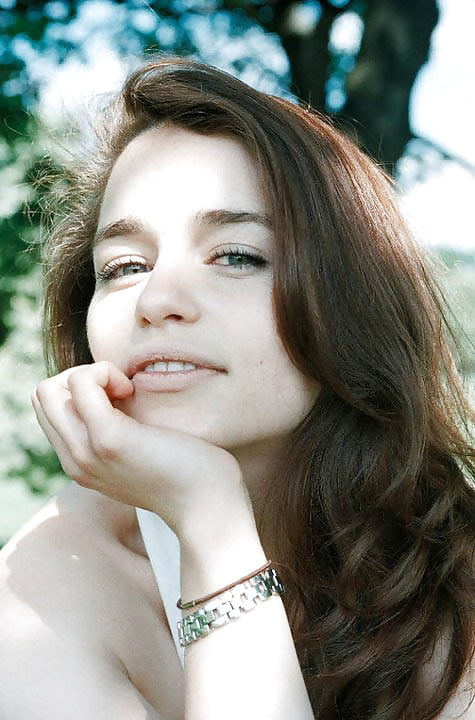 Emila Clarke Hot Pics #103874456