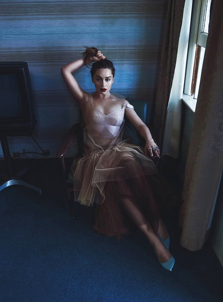Emila Clarke Hot Pics #103874632