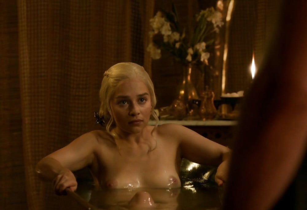 Emila Clarke Hot Pics #103874784
