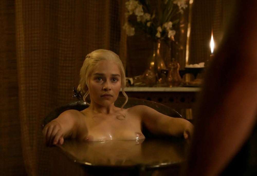 Emila Clarke Hot Pics #103874796
