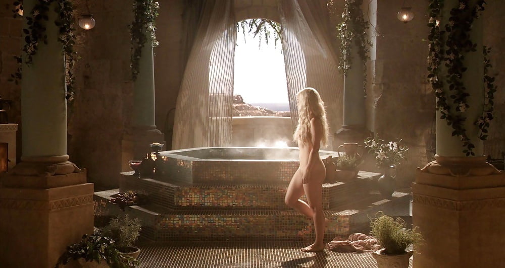 Emila Clarke Hot Pics #103874915