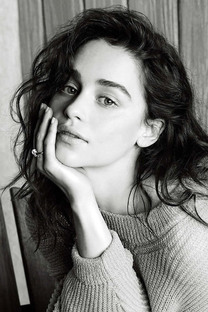 Emila Clarke Hot Pics #103874987