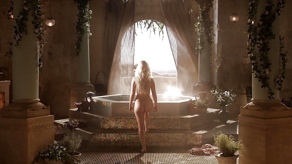Emila Clarke Hot Pics #103875257