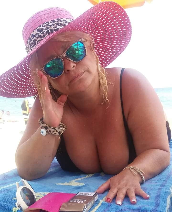 フェイスブックから撮影された巨乳を持つギリシャのセクシーな乳母
 #91458191