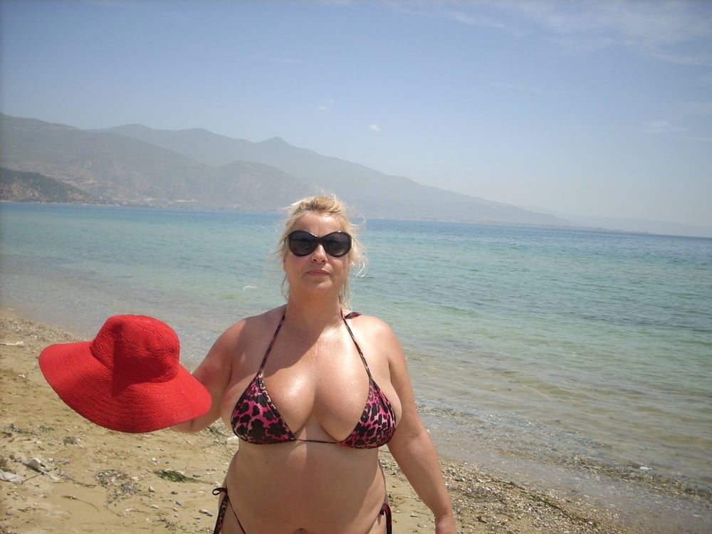 Griechische sexy Milf mit großen Titten von Facebook genommen
 #91458203