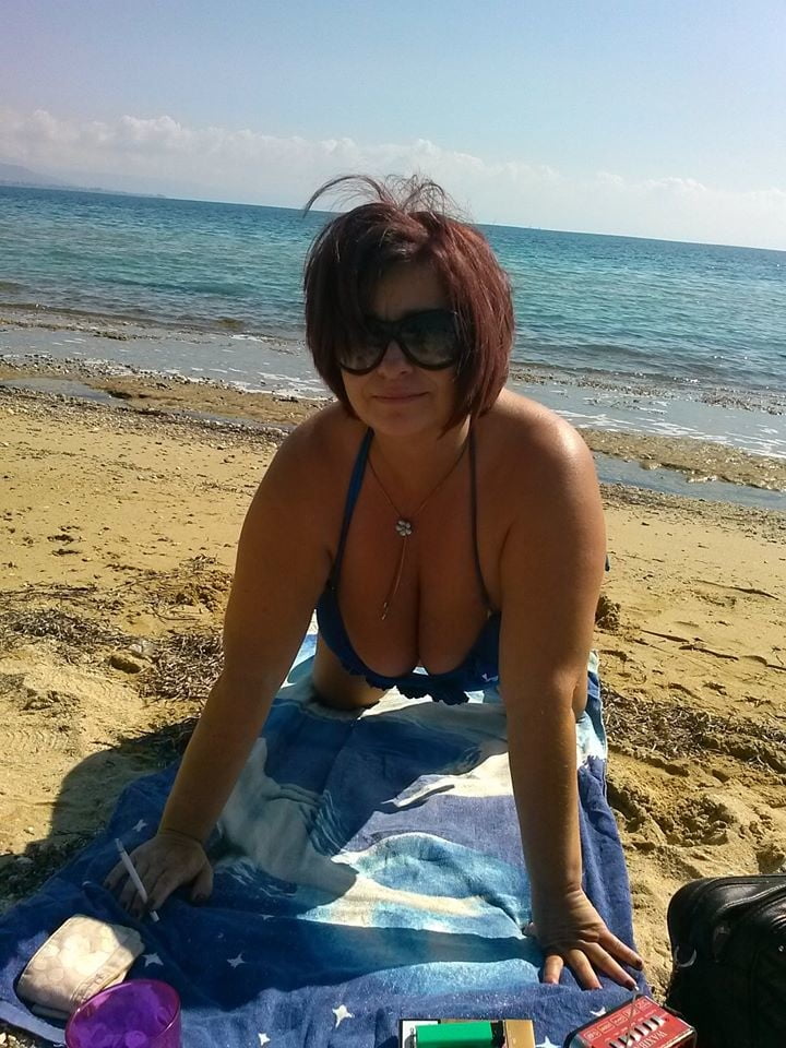 フェイスブックから撮影された巨乳を持つギリシャのセクシーな乳母
 #91458216