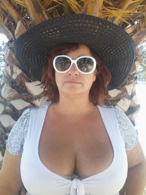 Griechische sexy Milf mit großen Titten von Facebook genommen
 #91458220