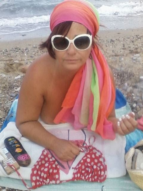 フェイスブックから撮影された巨乳を持つギリシャのセクシーな乳母
 #91458238