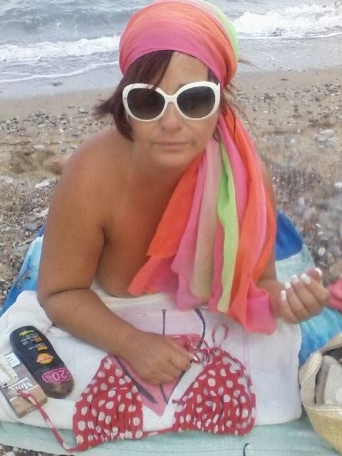 Griechische sexy Milf mit großen Titten von Facebook genommen
 #91458238