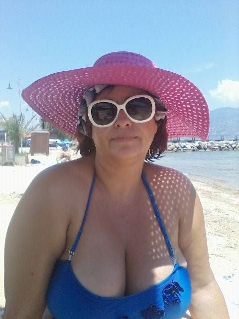 フェイスブックから撮影された巨乳を持つギリシャのセクシーな乳母
 #91458240