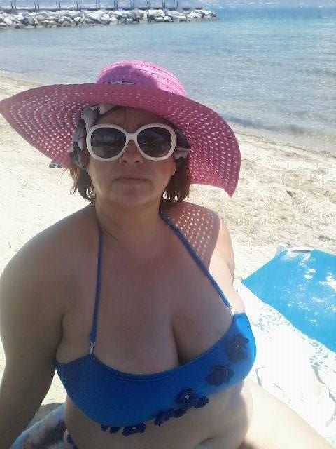 フェイスブックから撮影された巨乳を持つギリシャのセクシーな乳母
 #91458241