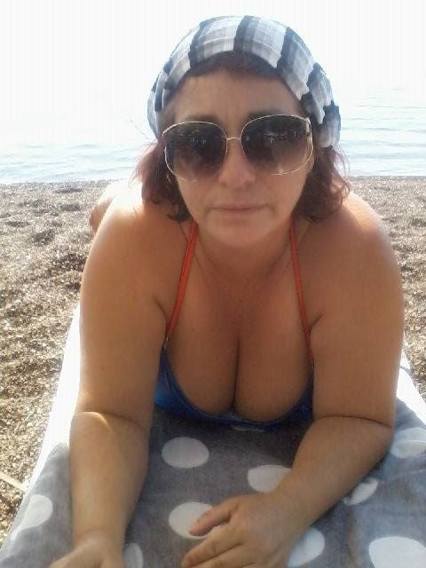 Griechische sexy Milf mit großen Titten von Facebook genommen
 #91458243